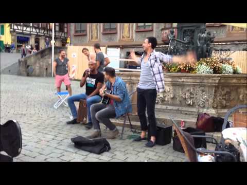 Parallel - Straßenmusik mit Teddy