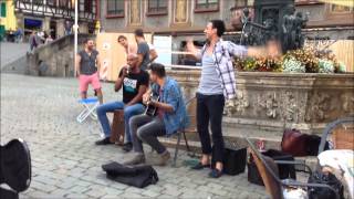 Parallel - Straßenmusik mit Teddy