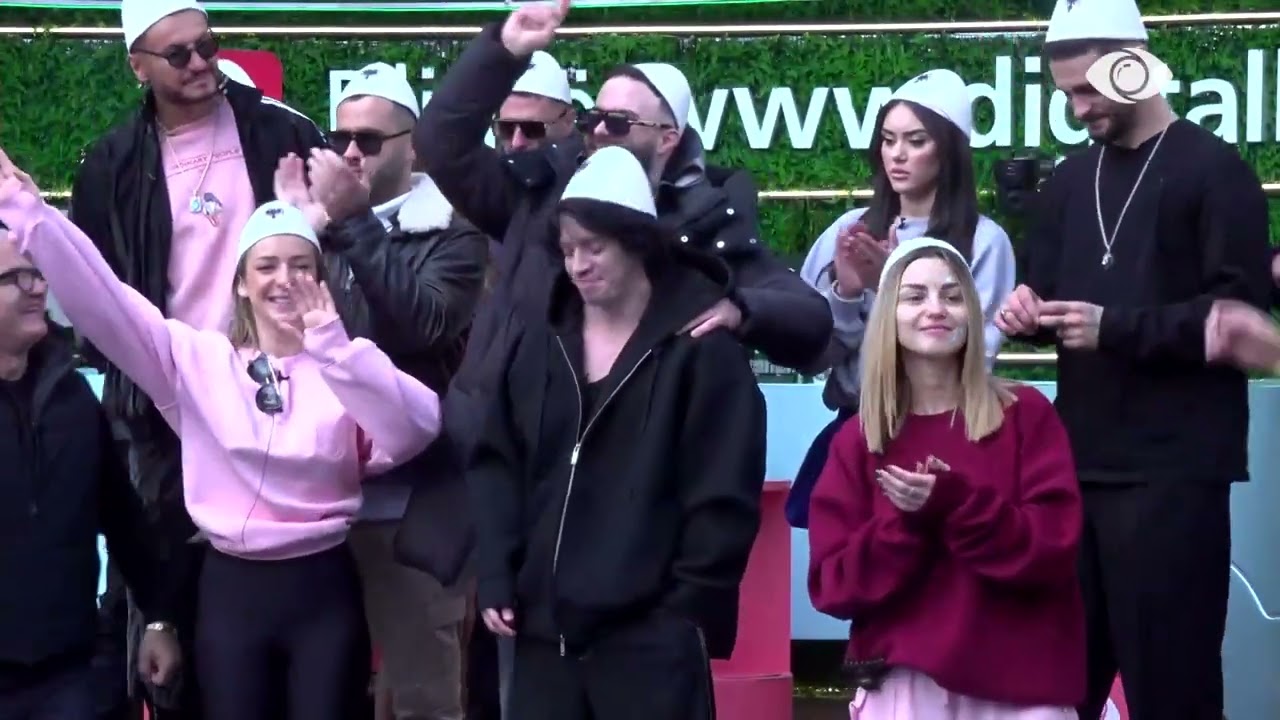 Kosovë të dua shumë…/ Mal përlotet gjatë këndimit, banorët e përqafojnë