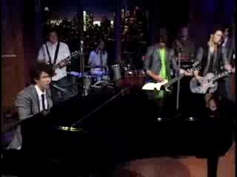 jonas brothers live with regis and kelly a little bit longer