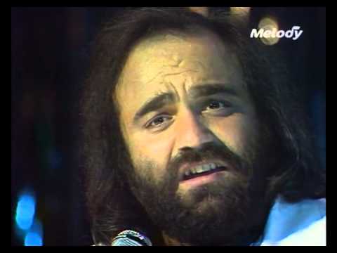 Ο [[#Demis Roussos [Ντέμης Ρούσσος]#]] κατά την ερμηνεία των τραγουδιών «Forever and Ever» και «Mourir auprès de mon amour» το 1978. Η φωνή του καλλιτέχνη συνιστά μια χαρακτηριστική περίπτωση&nbsp;οξυφώνου&nbsp;με ιδιαίτερα υψηλή χροιά, η οποία του επέτρεψε να καθιερωθεί στη διεθνή μουσική σκηνή. Η τεχνική του, που εστιάζει στην εκτεταμένη χρήση της κεφαλικής φωνής και σε ένα έντονο, προσωπικό βιμπράτο, παράγει ένα αποτέλεσμα που υπερβαίνει τα συνήθη όρια της ανδρικής φωνητικής έκτασης, προσδίδοντας στις ερμηνείες του έναν αιθέριο και ταυτόχρονα επιβλητικό χαρακτήρα.