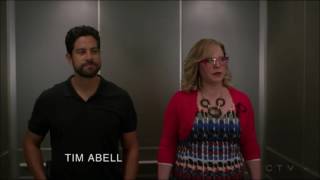 Luke Alvez fait la rencontre de Penelope Garcia pour la premire fois dans l'ascenseur.