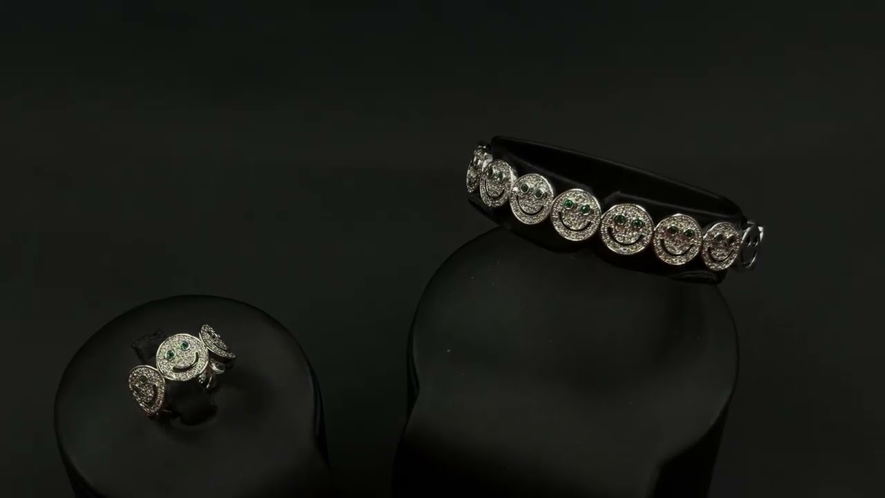 Bracelet and ring matching the shape of faces