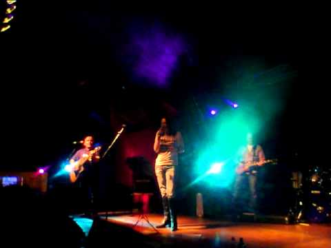 Rannvá Vesturklett syngur "Let me be there" á Countryfestivalinum 2012