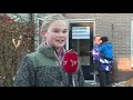 Kinderen schaatsen op ijsbaan in eigen tuin