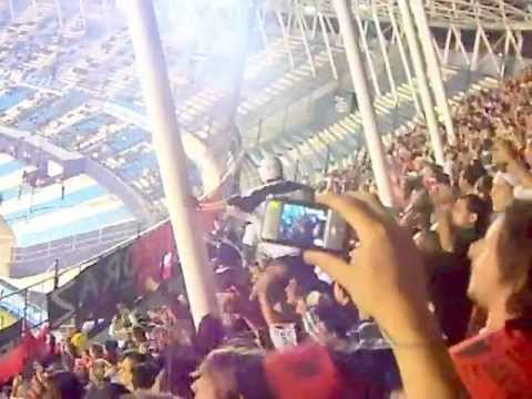 "Todos los de la bomba se quiere matar. Colon-Racing sudamericana" Barra: Los de Siempre • Club: Colón