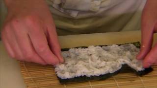 Preparazione del sushi - arrotolare i maki