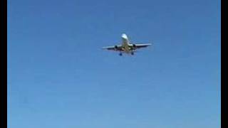 preview picture of video 'landing atterrissage a319 easy jet la rochelle'