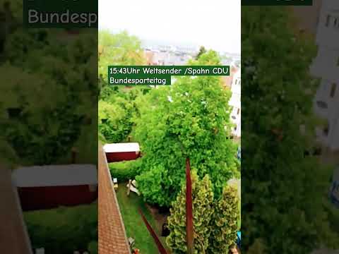 Reinigung:der Dächer werden  vom Sahara Staub befreit! WELT-Sender Parteimitglieder derCDU sprechen.