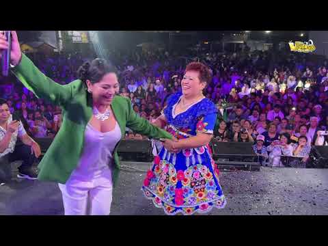 Sonia Morales y flor Pileña  ASI BRINDARON UNA BOTELLA ( ALGO NO VISTO  ) SALUD