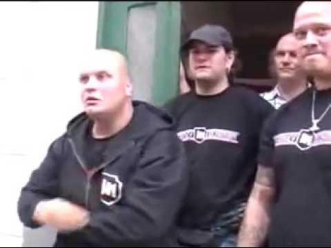 Nazis von Bullen mit Pistolen gestoppt