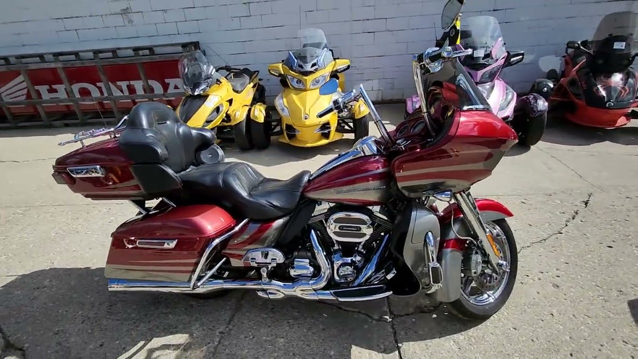 2016 Harley-Davidson® CVO™ Road Glide® Ultra Motorcycle