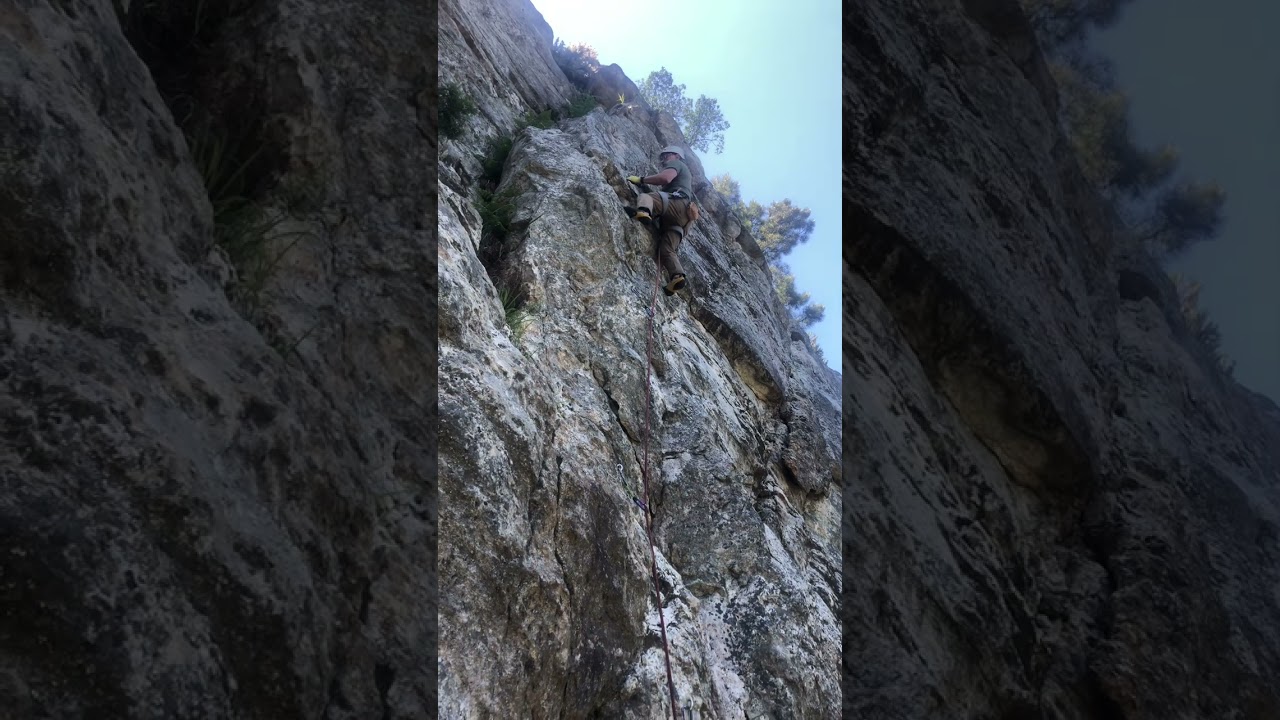 Escalada esportiva ( desportiva ) em  Penedo Lastrão, Castelo de Paiva, Norte de Portugal.
