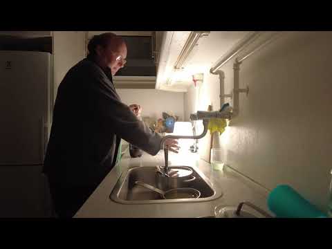 MongoTV_8177 - DRIKKER GLAS KOLD BILLIG COLA LIGHT SENT SØNDAG AFTEN