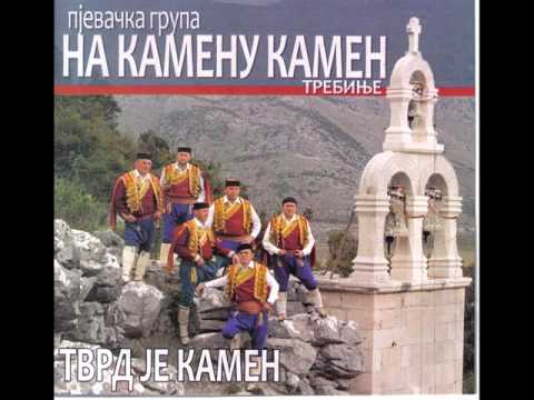 Pjevacka Grupa na kamenu kamen Kad zapjevam