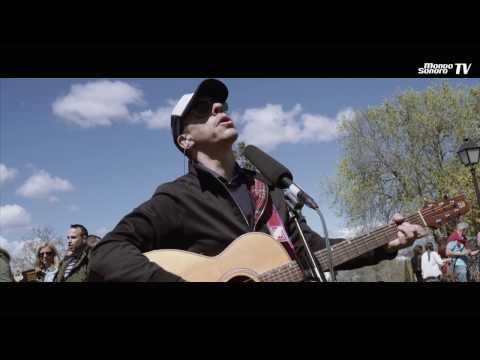 Luis Brea canta en acústico " Mil Razones" para Mondo TV