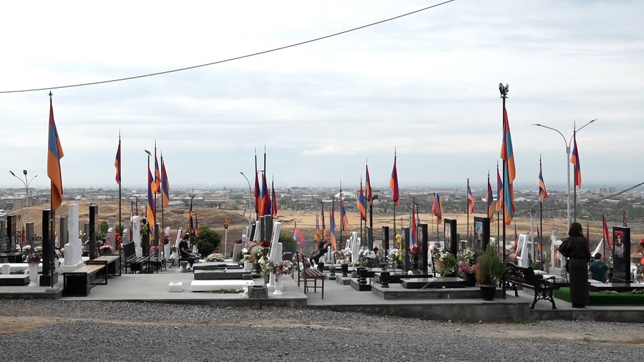 #Ուղիղ. Հայոց բանակի 33-րդ տարեդարձն է. Քաղաքացիներն ու պաշտոնյաներն այցելում են եռաբլուր