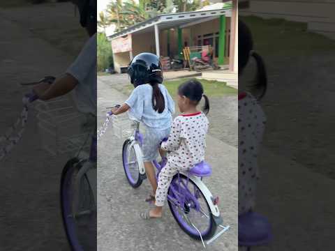 Naik sepeda lalu jalan