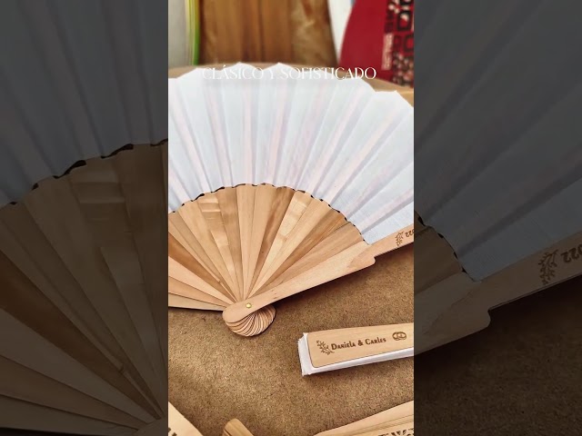Vídeo relacionado con Tomkity 60 Abanicos Personalizados Boda para Invitados Plegable Blanco Regalo Decoración