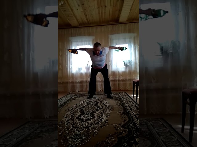 Рустам Насибуллин показывает, как из пластиковых бутылок можно сделать спортивный снаряд