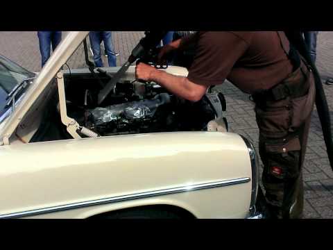 Trockeneisstrahldemonstration am Beispiel eines Mercedes 230/8 Motorraums