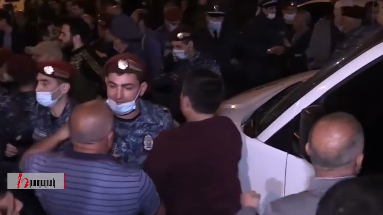 Ձվեր նետելուց հետո իրավիճակը կտրուկ լարվեց, ոստիկանությունն անցավ գործի