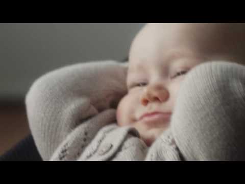 BABYBJORN gultukas Balance Soft Mesh, sidabrinis/baltas, 005129A video