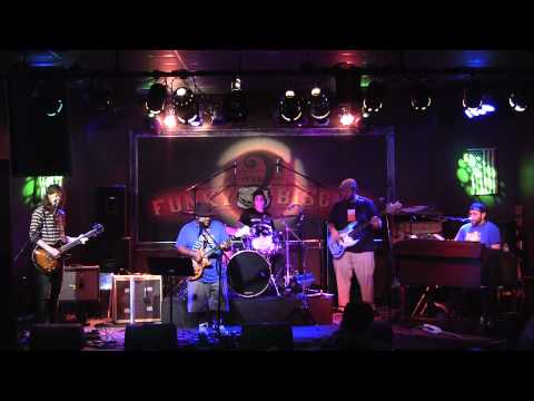 Shakedown Street - Él GRoUnDsCõRo w/ Jeff Lloyd  @ The Funky Biscuit 08-09-2010