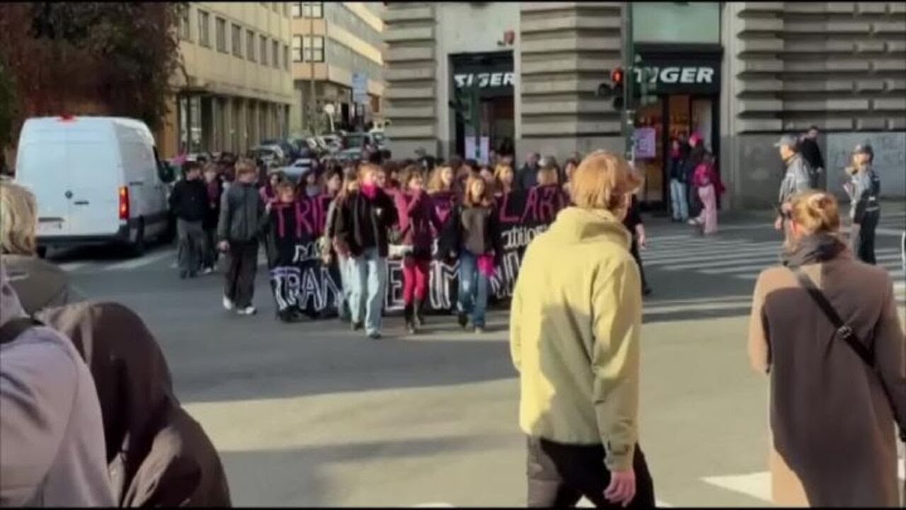 "Non una di meno", lo slogan transfemminista gridato al corto di Roma