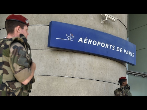 لوبان وفيون ينتقدان سياسة الحكومة إثر الهجوم على مطار أورلي