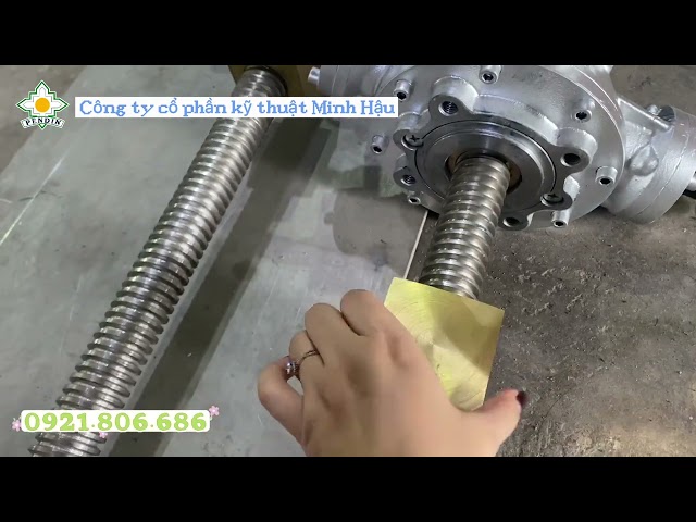 Máy nâng hạ trục đôi van cửa phai tại xưởng PENDIN