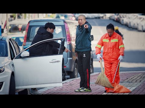 當環衛工因制止亂扔垃圾遭刁難，看到這一幕的路人都忍不住了！