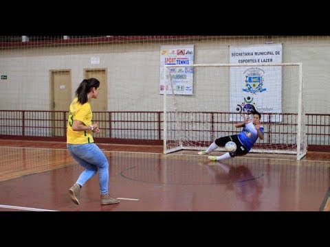 Zagueira da seleção Brasileira de futebol visita Ourinhos