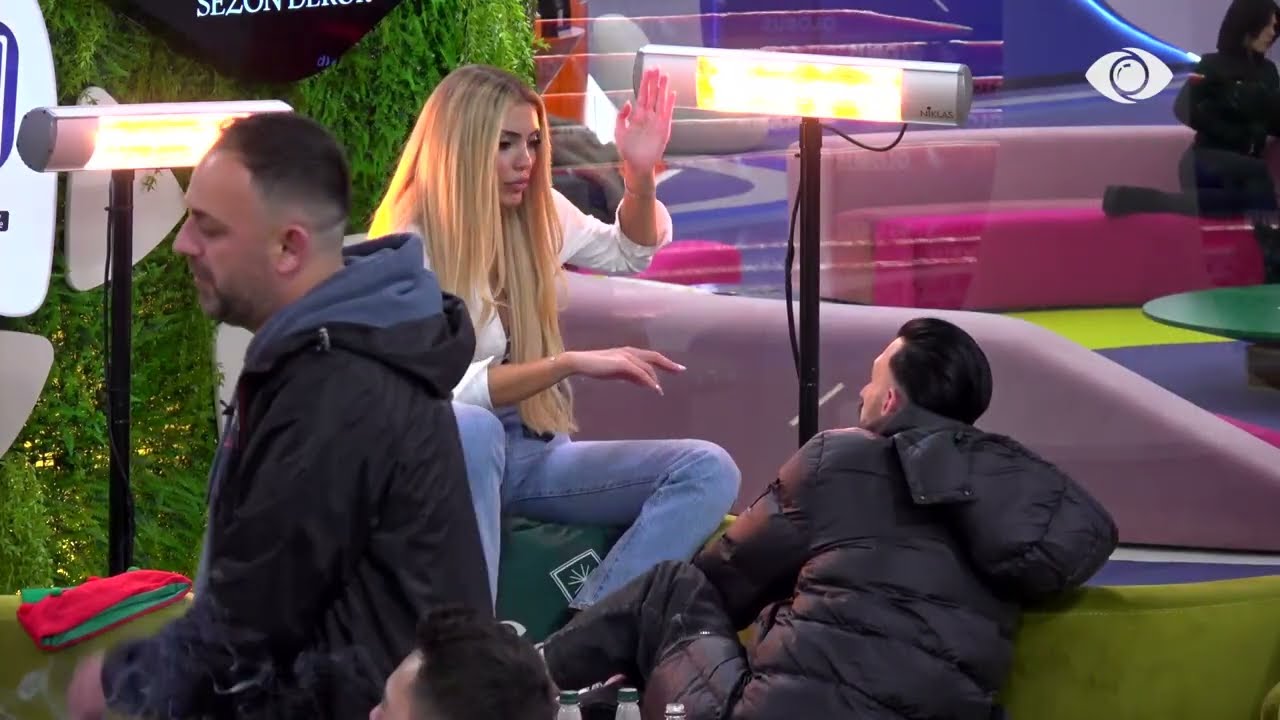 Unë u largova nga familja shumë herët/ Kristi bisedon me Brikenën në oborr