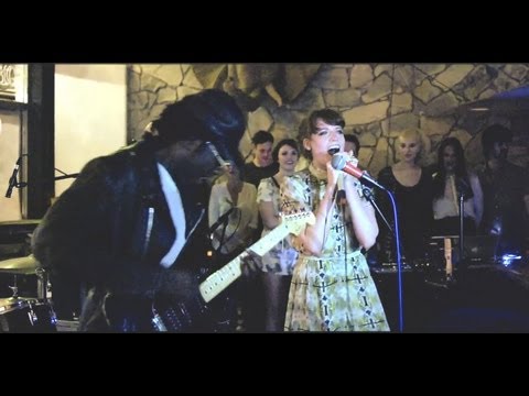 Florence & The Machine and Dev Hynes Perform Green Day's "Hitchin' A Ride"