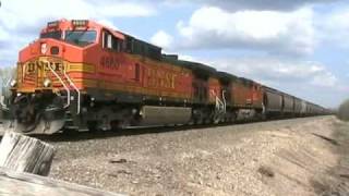 preview picture of video 'BNSF trains at Saffordville KS 4-26-08 pt1'