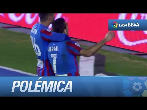 Polémica: penalti sobre Barral y gol (2-1) en el Levante UD - Málaga CF