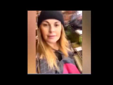 VANESSA INCONTRADA AIUTA NELLA BANCARELLA DEL PADRE A BARCELLONA