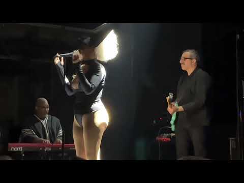 Lady Blackbird covers "I Am What I Am" (live in Berlin 2023)