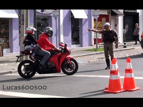 Blitz pega várias motos em Curitiba