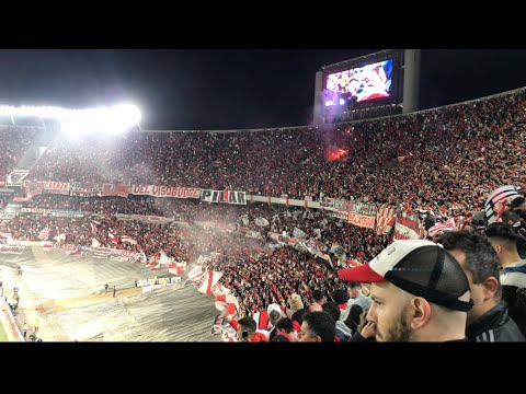"Borracho SIEMPRE voy descontrolado" Barra: Los Borrachos del Tablón • Club: River Plate • País: Argentina