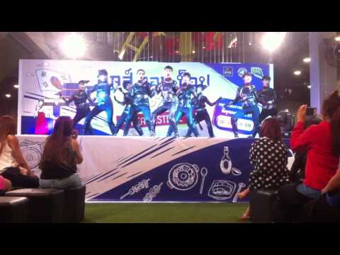 150718 Redbuilding Cover Girl's Generation - intro + Run Devil Run + Hoot @HugzMall Korea Festival