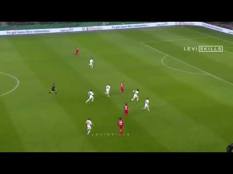 Diferença de crianças e adulto  jogando futebol.  Correr x  Correria.