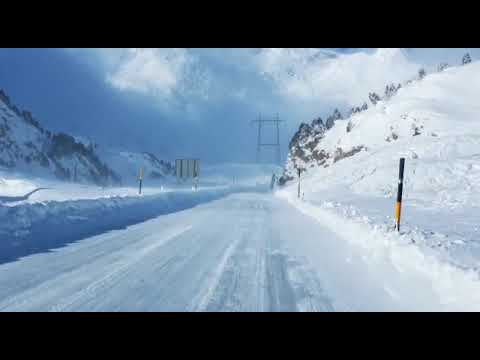 Spettacolare passaggio sulla neve di un taxi Grand Scenic 4