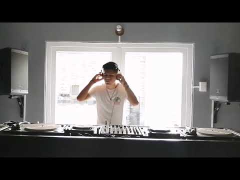 Yosmer Davis playing 'So Funky' / Happy Techno Music @CasaLunario