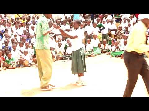 NIKAGONGEE BANANA REMIX MWANAFUNZI AIMBA  MPAKA MWALIM MKUU AMPA ZAWADI YA LAKI 2 PAPO KWA PAPO