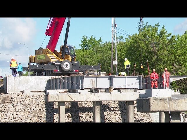 В Нурлате на путепроводе через железную дорогу идет монтаж металлоконструкции пролетного строения