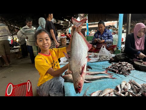 Village market: Chef pich buy big river fish and cooking - Country girl cooks for grandmother