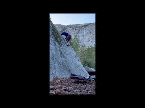 Yosemite Bouldering - Camp 4, Pyramid Boulder, Glass Pyramid Face (V1)