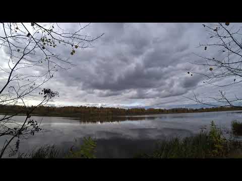 [4K]Autumn beauty of the sky over the magnificent Siberian lake